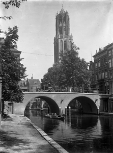 67228 Gezicht op de Gaardbrug over de Oudegracht te Utrecht met op de achtergrond de Domtoren.